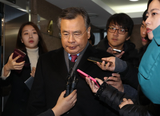 출근하는 박영수 특검       (서울=연합뉴스) 정하종 기자 = 박영수 특별검사가 9일 오전 서울 서초구 법무법인 강남으로 출근하고 있다. 2016.12.9      chc@yna.co.kr  (끝)